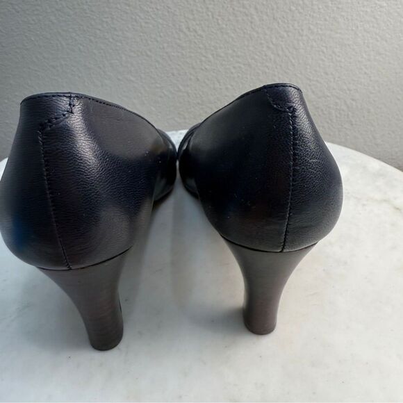 Ralph Lauren Pumps Size 9  Navy Leather Heels with Gold Accent Buckle - Picture 6 of 11